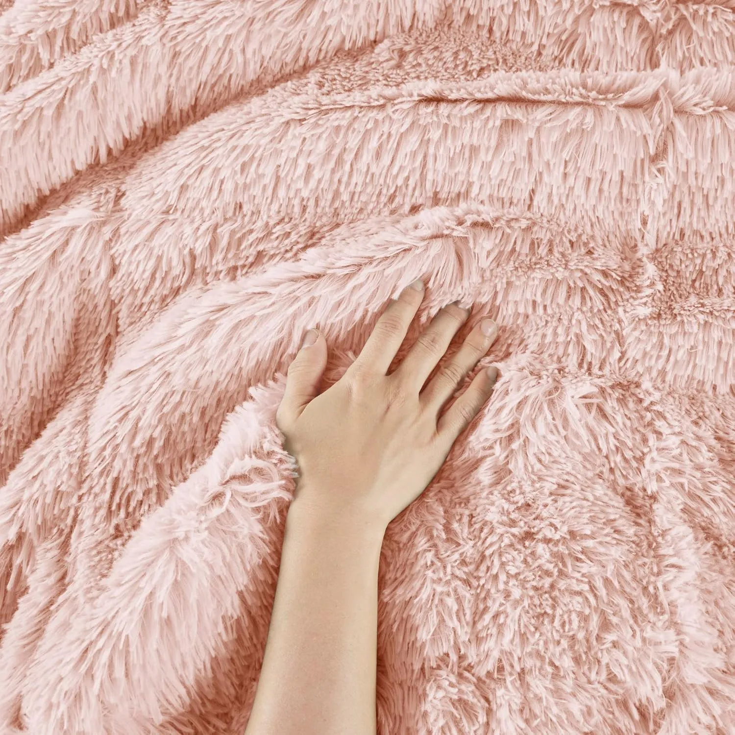Intelligent Design Malea Shaggy Comforter Set, Long Faux Fur Cozy Down Alternative, Modern Casual Ultra Soft All Season Fluffy Bedding with Matching Sham, Full/Queen, Blush 3 Piece