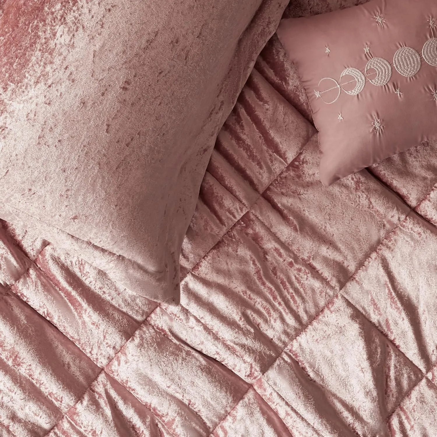 Intelligent Design Twin Velvet Duvet Cover Set with Blush Finish ID12-1782